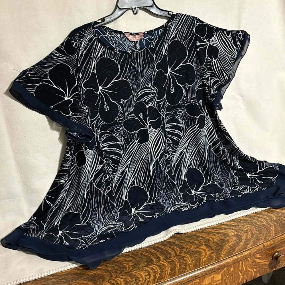 NWOT tunic, navy/white 2X. Knit with embossing.